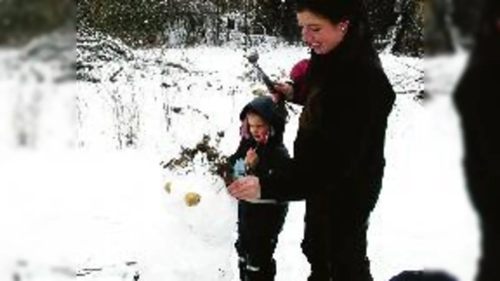 Naturkindergarten Bogenhausen: Schneemännchen verzieren mit allem, was die Natur derzeit so hergibt.  (Foto: ks)