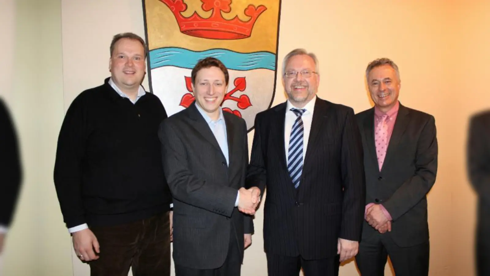 Die „Gemeindewerke Gräfelfing” sind gegründet. Bürgermeister Christoph Göbel stellte die beiden Geschäftsführer Thomas Leineweber von der Gemeinde und Karl Krapf (v.l.) von E.ON vor. Rechts im Bild E.ON-Regionalleiter Peter Streitle. (Foto: US)