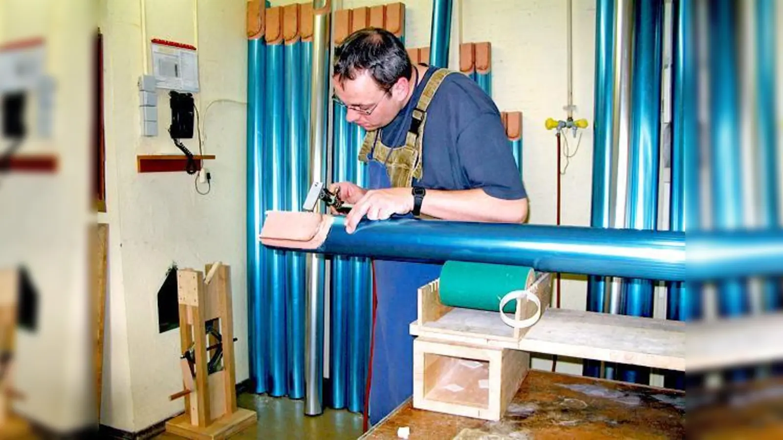 Orgelbaumeister Dirk Pfeifer, hier beim Löten einer Prospektpfeife, war mit seinen Kollegen einen ganzen Monat lang in der Philippuskirche beschäftigt.	 (Foto: Privat)