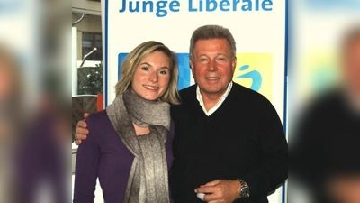 Die alte und neue Vorsitzende der JuLis  Anke Pöhlmann zusammen mit dem Münchner FDP-Chef  Rainer Stinner.