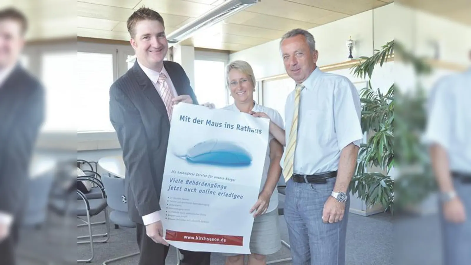 Marco Vogl, Sabine Koepp und Bürgermeister Udo Ockel (v.l.) präsentieren das Plakat, das auf den neuen Online-Service des Rathauses hinweist.  	 (Foto: sf)