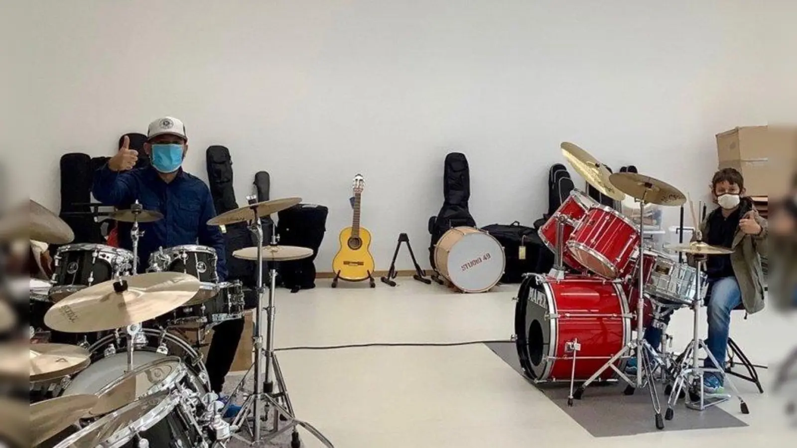 Musikunterricht in den Schulen statt im Musikforum: Seit Herbst 2020 sind Lehrer des Musikforums auch am Freihamer Gymnasium vertreten. Im Bild Geraldo Müller beim Schlagzeugunterricht. (Foto: Katharina Müller)