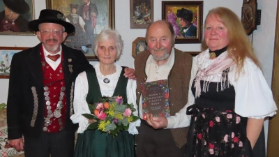 Beste Wünsche zum 85. Geburtstag (v.l.): Stefan Konicsek, Kathi und Otto Ahamer sowie Evi Wittmann.  (Foto: D'Ampertaler)