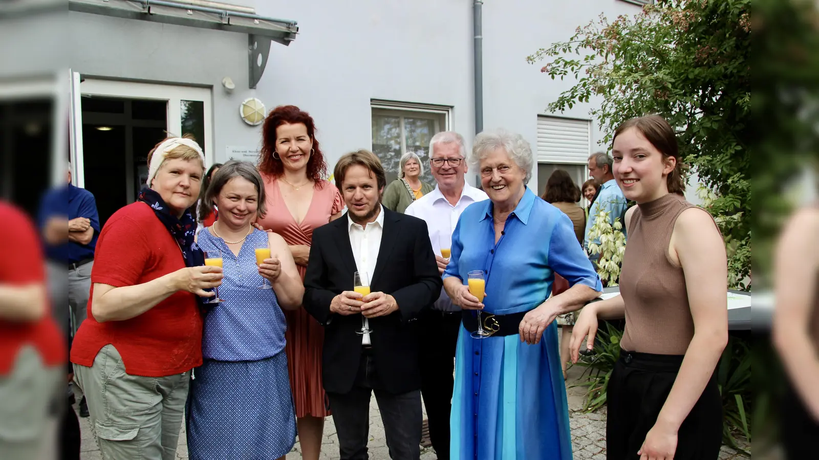 Das Team des ASZ mit Elke König, Irina Zukowskaja, Michaela Krehlik, Leiter Tobias Deger, Doris Gestnerer und Emilia Boge (v.l.). Im HIntergrund Pfarrer der Kirche Leiden Christi Ulrich Bach. (Foto: us)