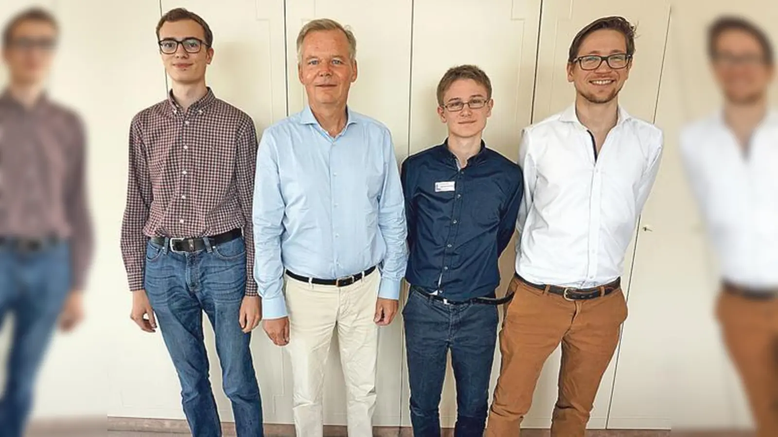 Bürgermeister Jan Neusiedl (2. v. l.) begrüßte die neuen Azubis  Peter Oster, Michael von Plata und Xaver Rückborn (v. l.)	  	 (Foto: Gemeinde)