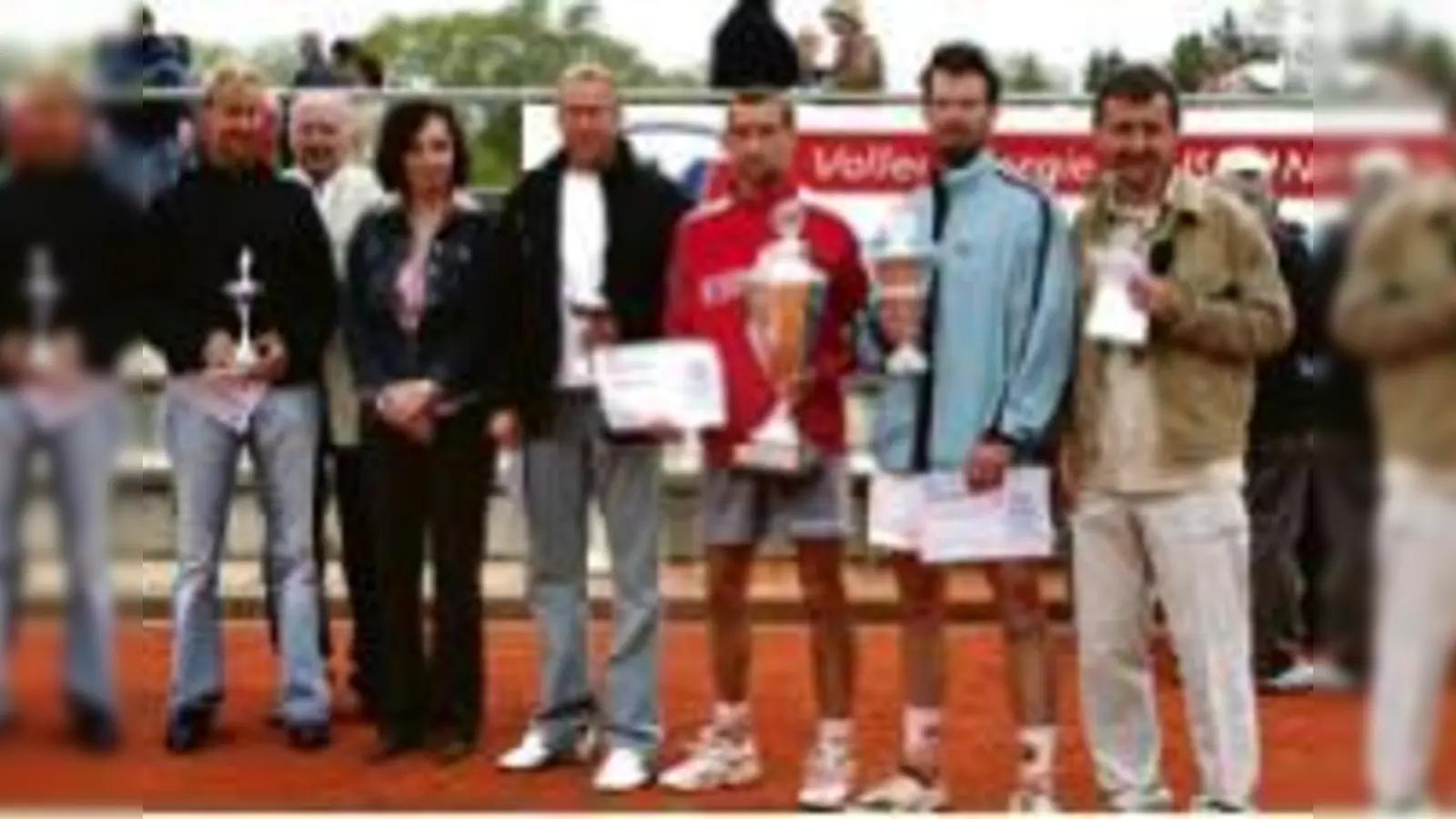 Eines der größten Tennisturniere Bayerns fand an Pfingsten in Ismaning statt: glückliche Gesichter bei der Siegerehrung.	 (Foto: Verein)