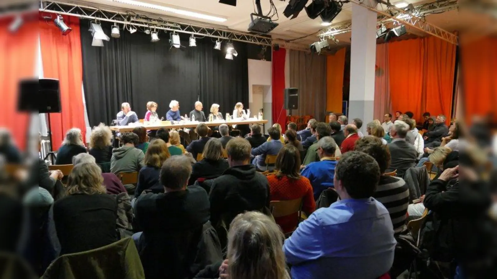 Rund 80 Besucher verfolgten die Antworten der Referatsvertreter bei der Sondersitzung zum Thema „Eigentum verpflichtet”. Die Wortbeiträge aus dem Publikum bezogen sich aufs Dönerhaus sowie allgemein aufs Thema Wohnen. (Foto: ds)