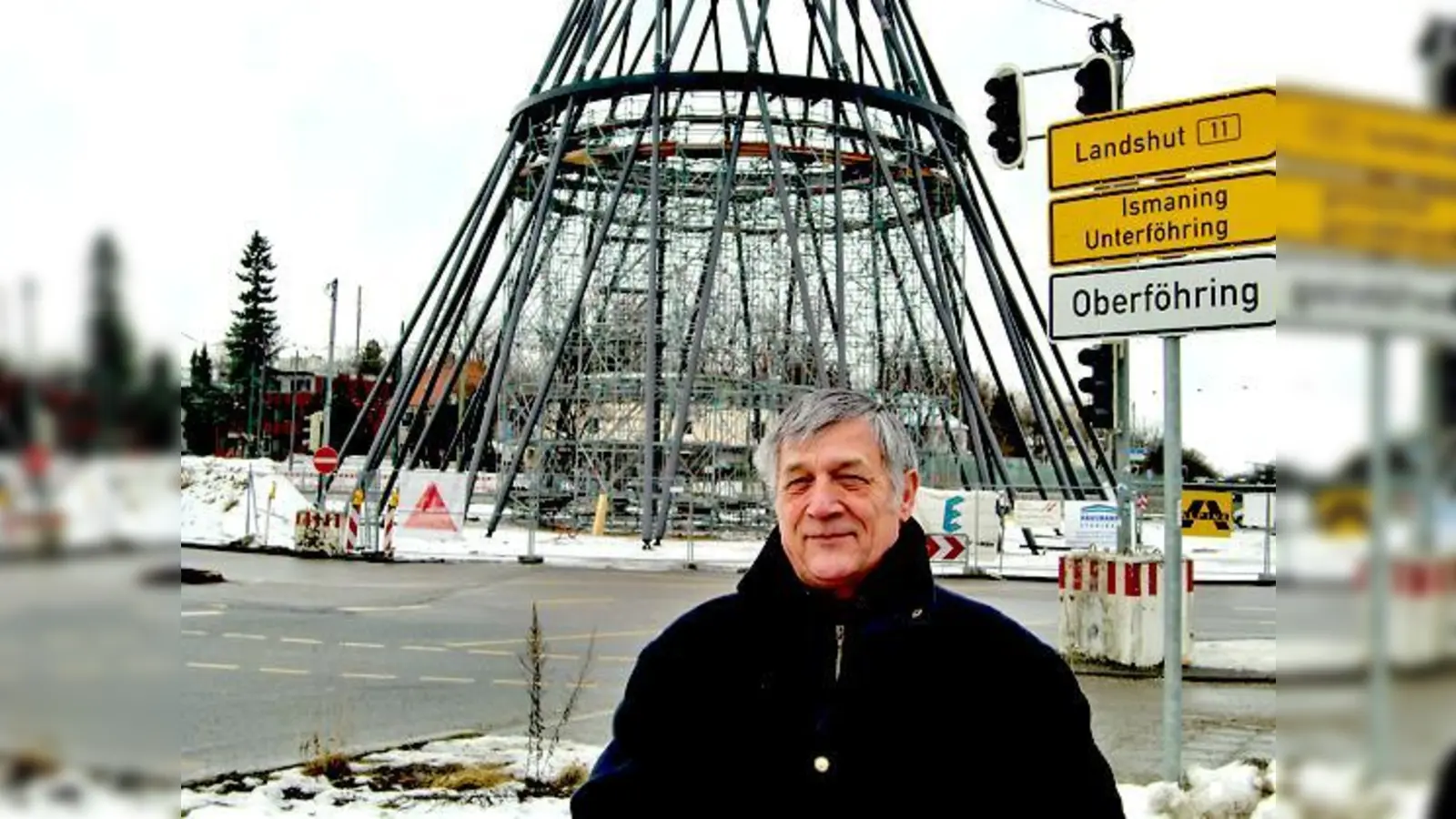 Diplom-Ingenieur Michael Romanu findet Gefallen an der neuen Skulptur. »Mir gefällt sie, die Mae West«, versichert er. 	 (Foto: ikb)
