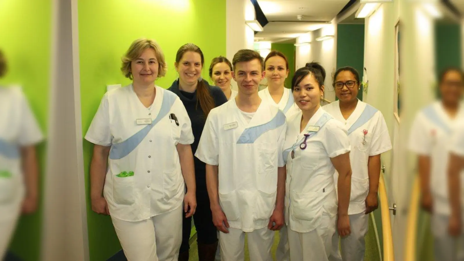 „Ich mag alte Menschen. Man kann viel von ihnen und ihrer Lebenserfahrung lernen.” Mit großer persönlicher Zuwendung begleitet das Pflegeteam des Wohnbereichs 2 im Ev. Pflegezentrum Sendling ältere Menschen mit ganz unterschiedlichen Bedürfnissen: „Wir gestalten mit ihnen das Leben - oft auch im letzten Abschnitt.” Häufig gelingt es, ältere Menschen zu aktivieren und ihre Ressourcen mit etwas Hilfstellung zu fördern. „Wer nicht mehr arbeitet, wird häufig vergessen. Aber alte Menschen haben viel geleistet und wir möchten ihnen dafür etwas zurückgeben.” Der Beruf öffnet den Pflegekräften zudem viele Chancen: „Man hat viele Entwicklungsmöglichkeiten, auch wenn man nicht studiert hat!” (Foto: job)