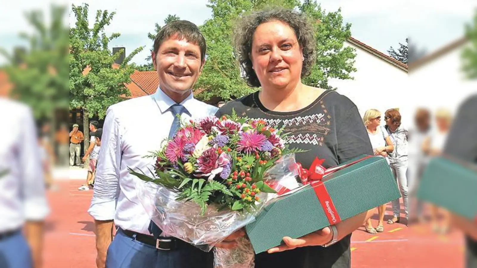 Beim Schulfest der Grundschule Unterföhring verabschiedete Bürgermeister Andreas Kemmelmeyer Konrektorin Karena Schaffer. Sie geht nach Poing.	 (Foto: Gemeinde UFG/bue)