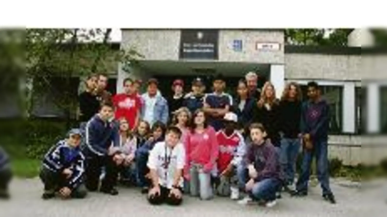 Die Klasse 8 g der Hauptschule an der Knappertsbuschstraße. Ganz oben, vierter von rechts: Klassenlehrer und Betreuer des Projekts »Soziales Handeln«, Klaus Petri.	 (Foto: ms)