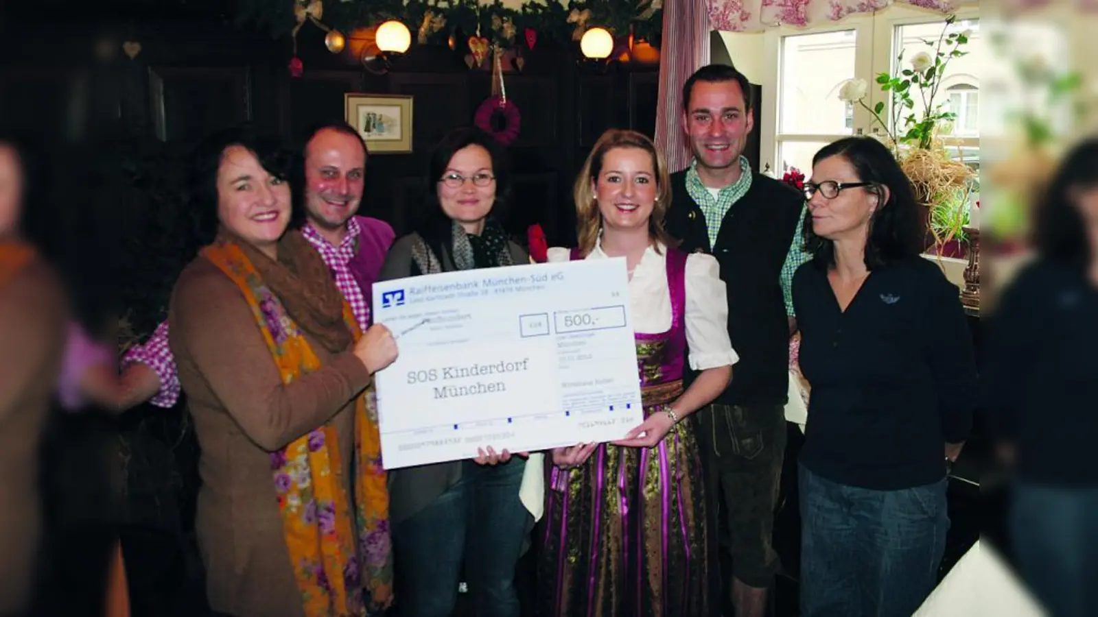 Freuen sich gemeinsam über die Spende: (v.l.) Ulla Sensburg (SOS-Kinderdörfer), Roman Sommersperger (Wirtshaus Ridler), Monalda Moldovan (SOS), Charlotte Blinn und Christian Scharrer (Wirtshaus Ridler) sowie Tünde Matyas (SOS). (Foto: JS)