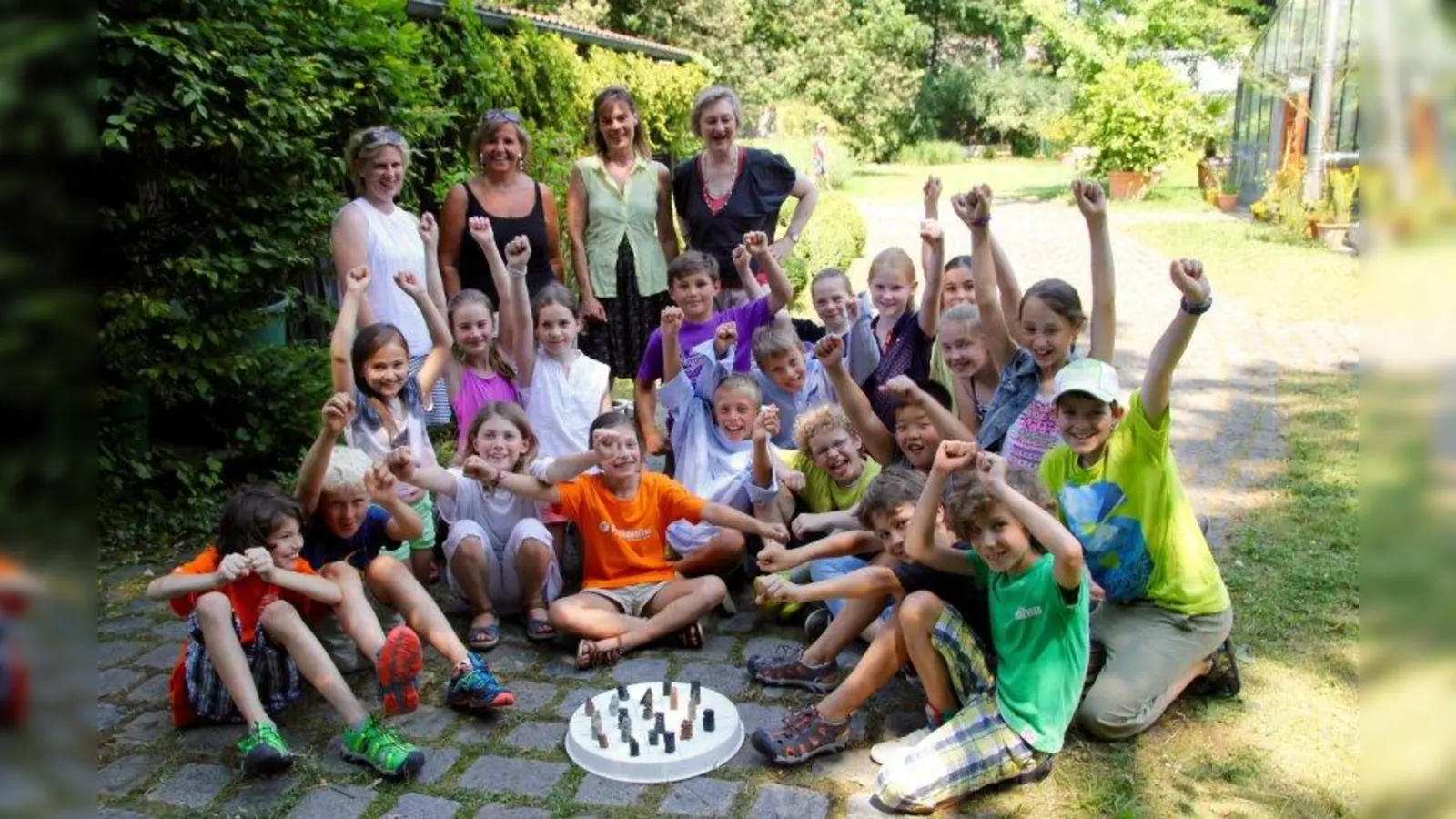 „Wir sind überglücklich!” Das Team der Schule der Phantasie mit Lilli Plodeck und Ulrike Görg, Schulleiterin Angelika Nerz-Lidl sowie Klassenlehrerin Christine Schorn (hinten v.r.) mit Viertklässlern beim Ausflug in die Seidlhof-Ausstellung. (Foto: us)