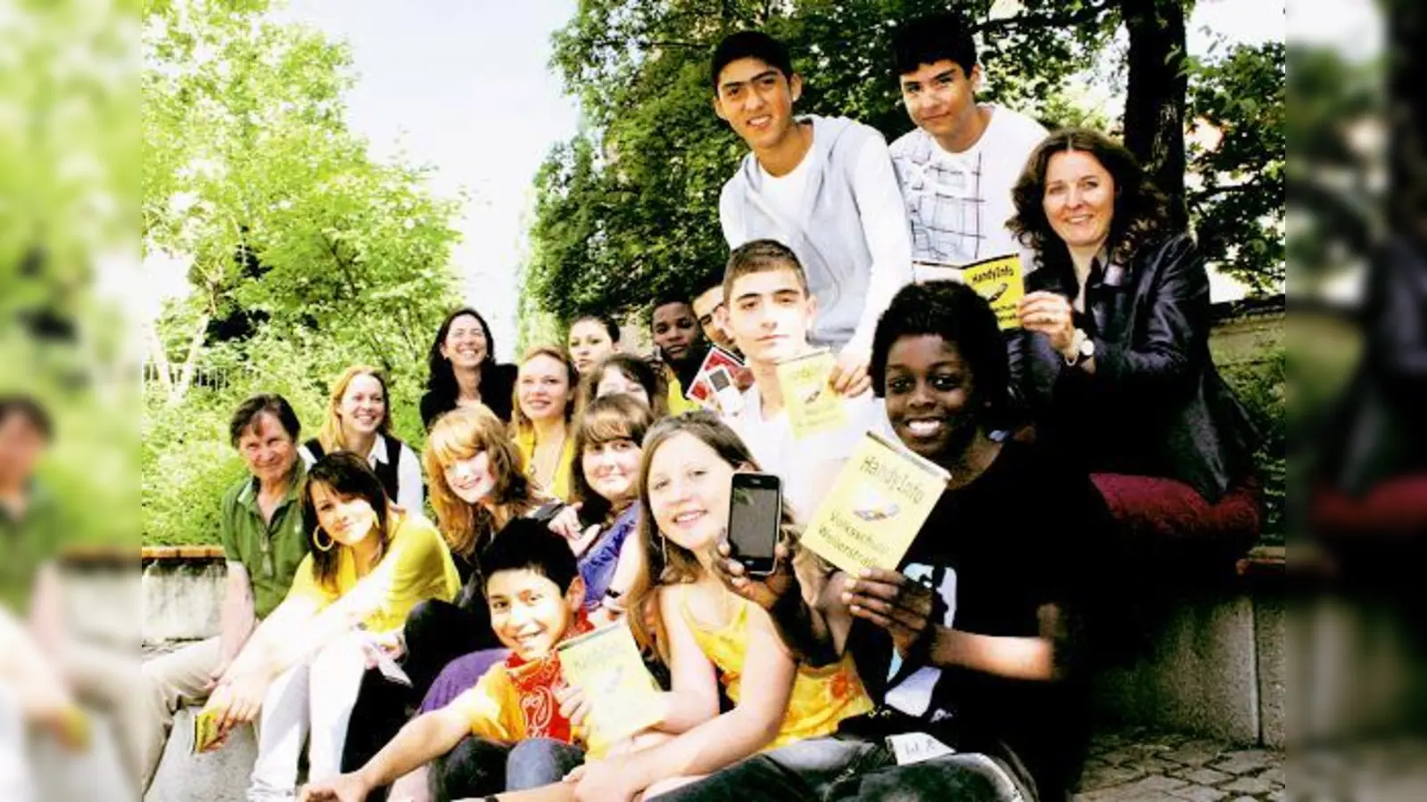 Die Klassen 8a und 8b haben am Projekt »Handy und wann klingelts bei dir?« teilgenommen und ihr eigenes Handy-Infoheft erstellt. Schulleiterin Andrea Egle (r.) findet das »traumhaft«. 	 (Foto: ko)
