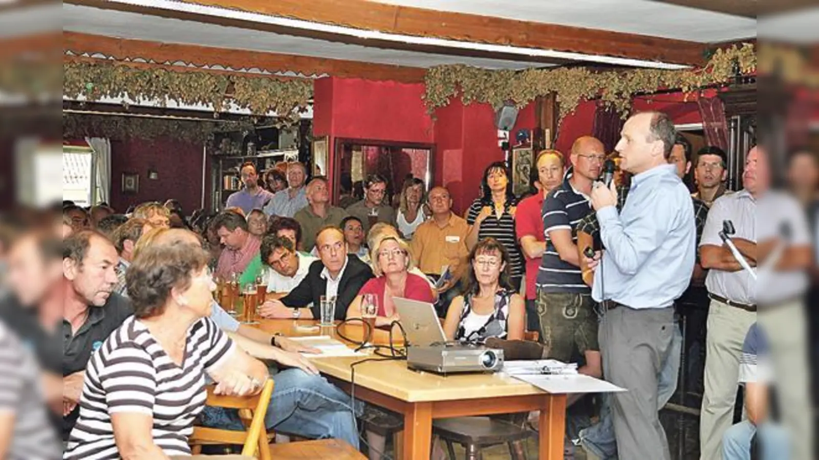 Die Informationsveranstaltung zur Ortsumgehung moderierte Gemeinderat Anton Fritzmaier von der CSU Hohenbrunn. 	 (Foto: Schwarz-Mehrens)