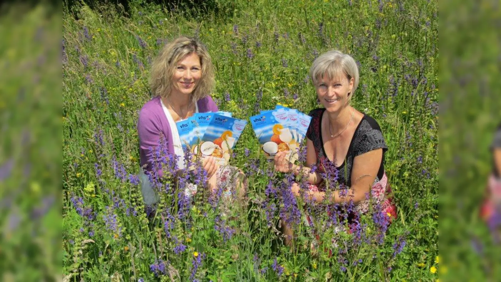 Geschäftsführerin und Vorstand der VHS Stadt Germering e.V., Evi Seidel, und die stellvertretende Geschäftsführerin Andrea Franke, stellen das neue Programm der Sommerakademie vor. (Foto: VHS Germering)