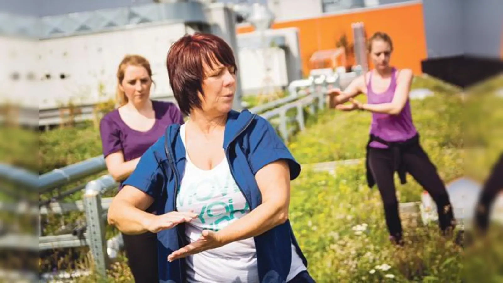 Über den Dächern der Landeshauptstadt: Landtagsabgeordnete Diana Stachowitz macht Thai Chi auf einem Dach im Werksviertel.	 (Foto: Diana Stachowitz)