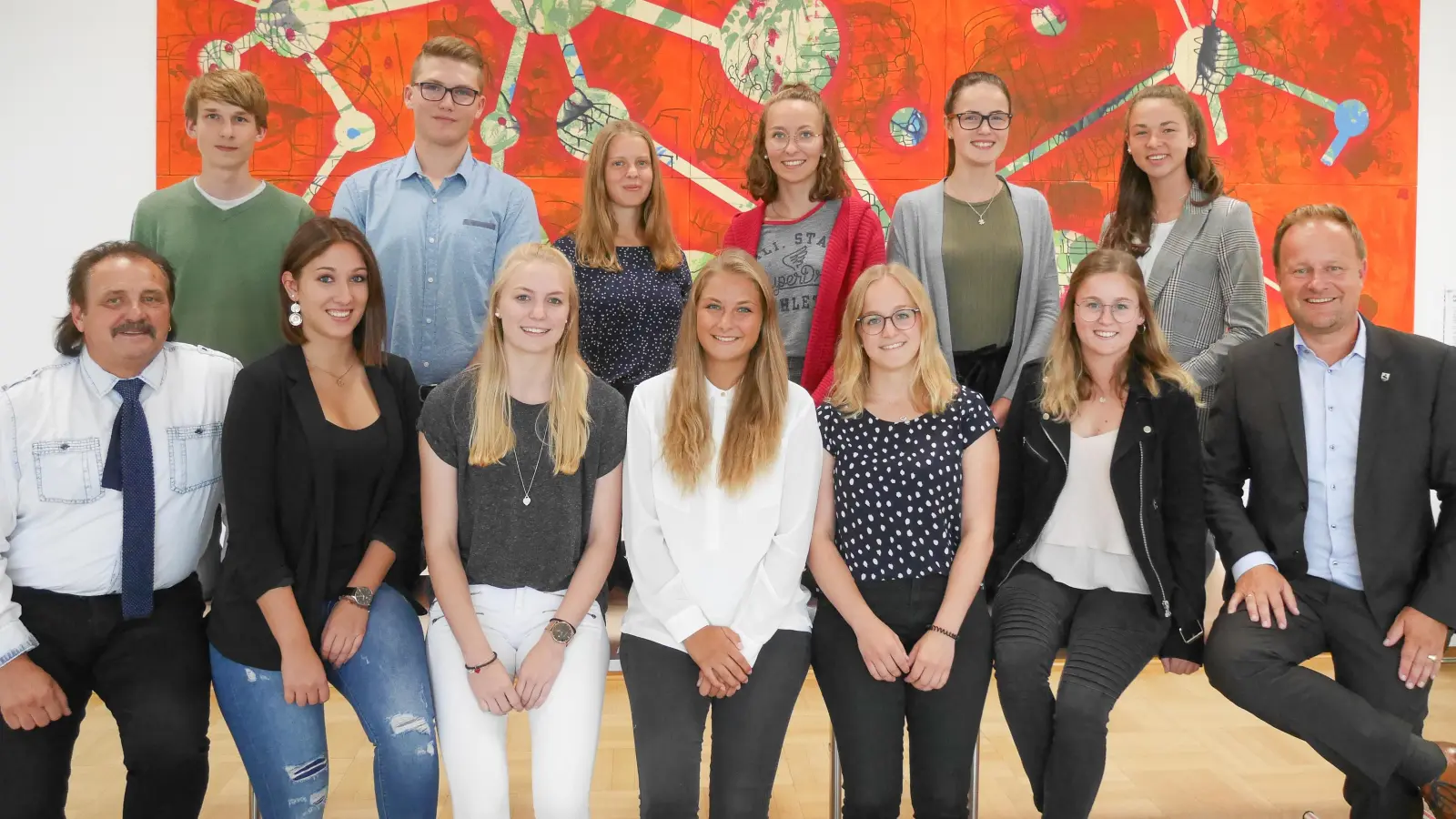 Landrat Robert Niedergesäß (rechts im Bild) bei der Begrüßung der neuen Azubis.  (Foto: LRA)