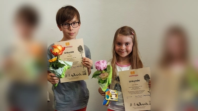 Der zehnjährige Emil Döring und seine Schwester Marie wurden jetzt in der Stadtbibliothek Schwabing von den Lesefüchsen für vier, beziehungsweise drei Jahre regelmäßige Besuche der Vorlesestunde geehrt.  (Foto: Lesefüchse e.V.)