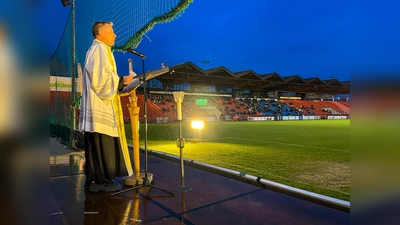 Rund 900 Besucher nahmen im vergangenen Jahre am Gottesdienst im Stadion der SpVgg Unterhaching teil, der unter anderem von Pfarrer Axel Windecker gehalten wurde. (Foto: SpVgg )