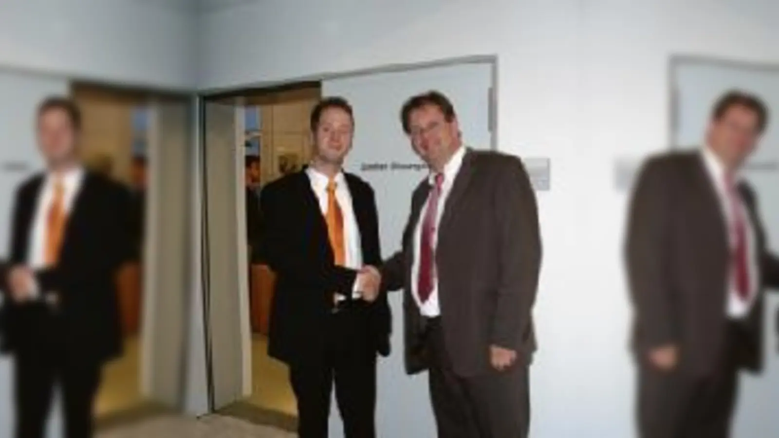 Bürgermeister Wolfgang Panzer (v. r.) begrüßt Simon Hötzl, seinen persönlichen Referenten herzlich im Rathaus Unterhaching.  (Foto: Woschée)