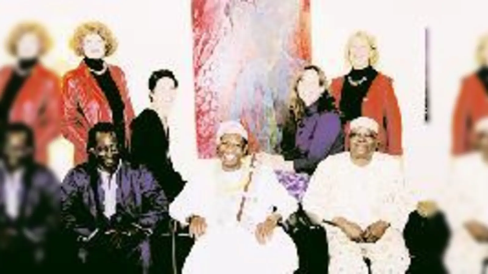 Feierten gemeinsam den gelungenen Start der Afrika-Wochen im Lebensraum Kunst (v. h. l.)  Ursula Sunkler, Birgit Weierer, Elisabeth Schmuck, Else Steifer-Schröck, (v. v. l.) Ebou Fye-Jassey, Claude Mukadi (Prinz von Abomey) und Ambali Bamgbola.    (Foto: Sc)