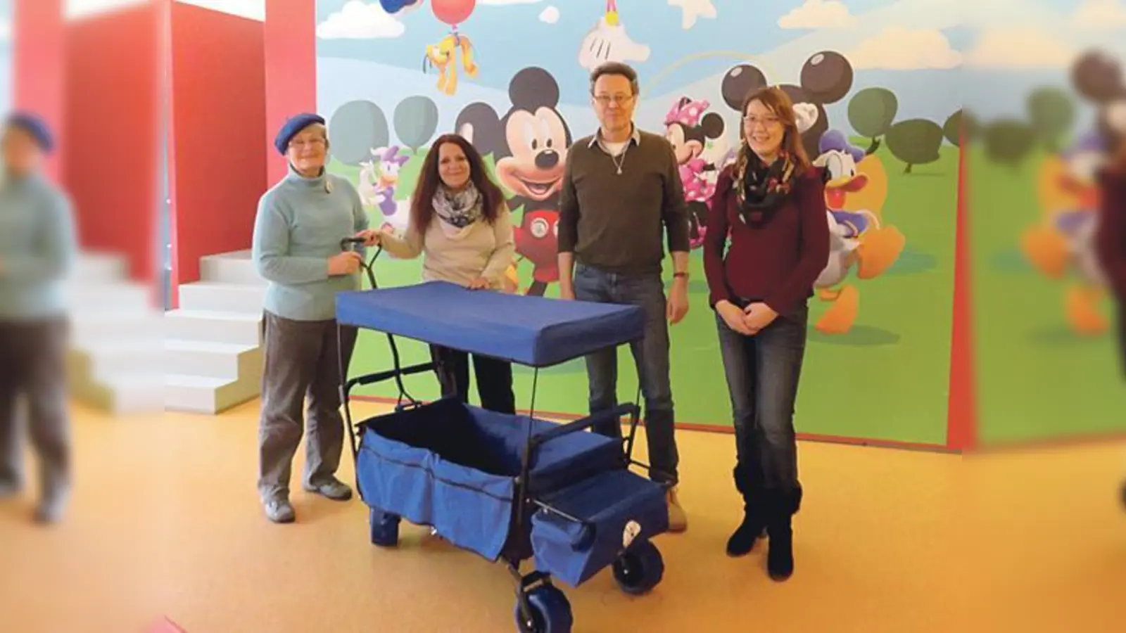 Einen Bollerwagen spendet die Frauen Union Ottobrunn an die Wohngruppe Schildkröte des Salberghauses.	 (Foto: VA)