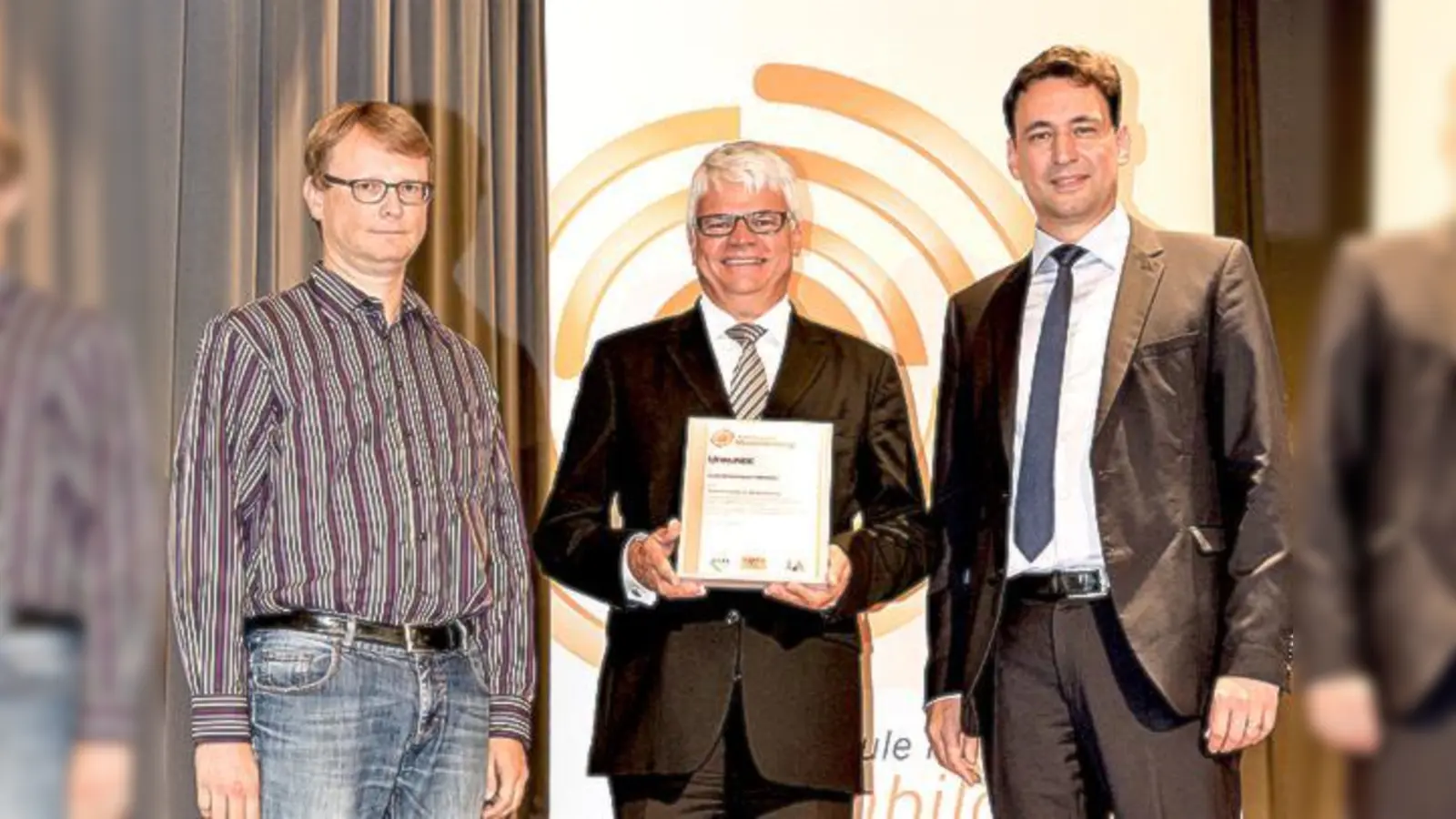 Studienrat Bernhard Heer (v. l.) und Oberstudienrat  Rüdiger Modell nehmen die Auszeichnung vom Staatssekretär Georg Eisenreich entgegen. 	 (Foto: Rappel)