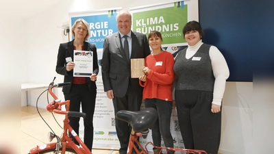 Landrat Christoph Göbel überreicht den KlimabündnisAward an die Beta Film GmbH vertreten durch Dorothee Stoewahse, Franziska Dunz und Julia Simon. (Foto: Energieberatung)