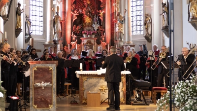 Ein erstes Kooperationskonzert gestalteten Preysingbrass und Canto Vivace kürzlich in der Pfarrkirche Mariä Heimsuchung in Forstinning. (Foto: privat)
