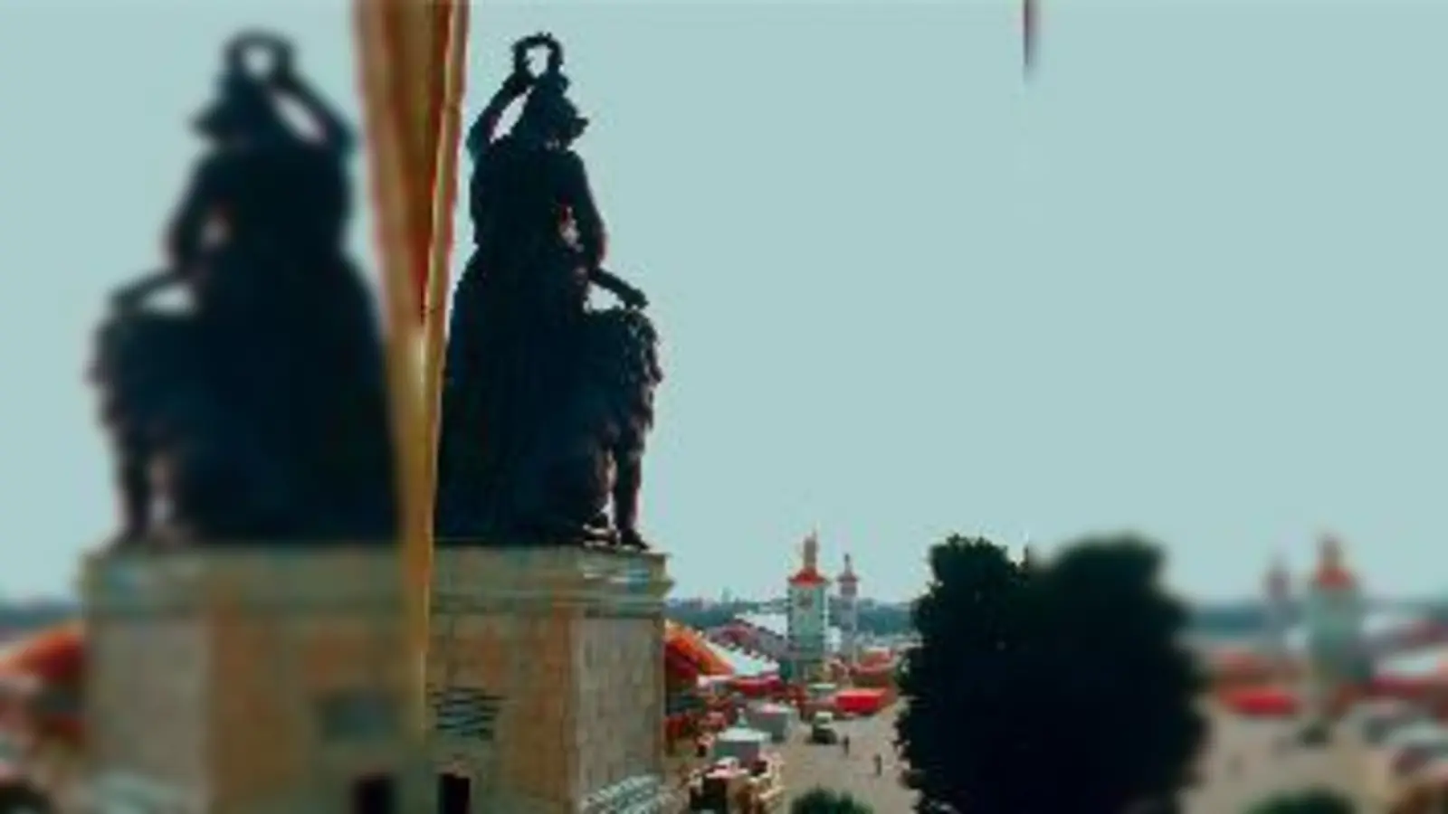 Die Bavaria hat ein Auge auf den  (Wiesnaufbau.F.: VA)