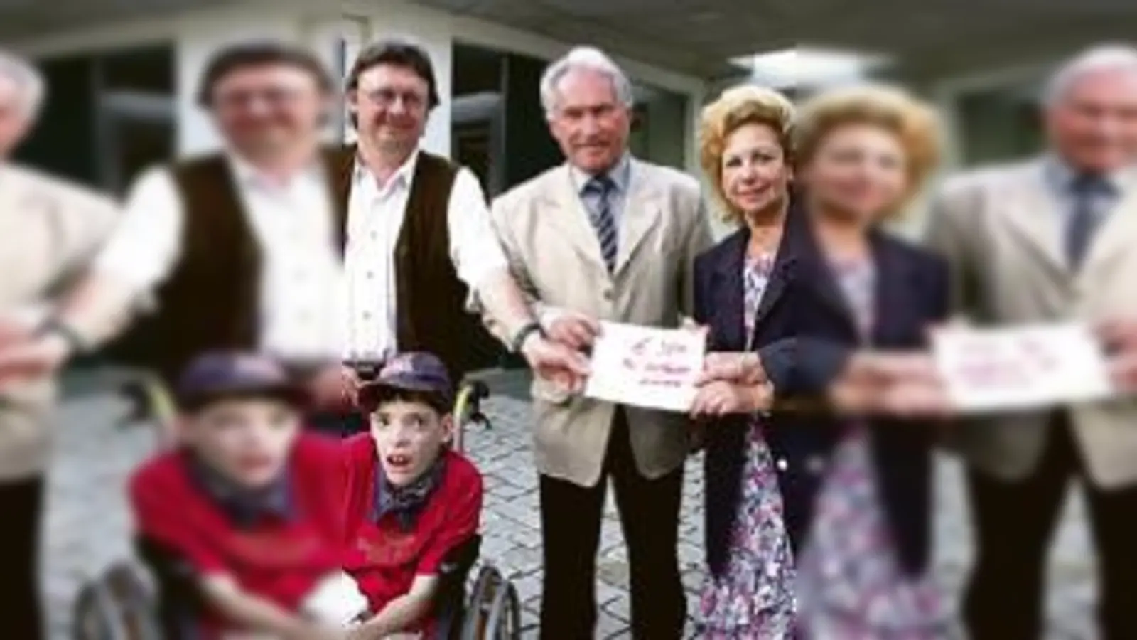 Sieger abseits des Spielfeldes: Wolfgang Worsch und sein Sohn Felix (v.l.) nehmen die Spende aus dem Benefizfußballspiel vom Juli entgegen.	  (Foto: gf)