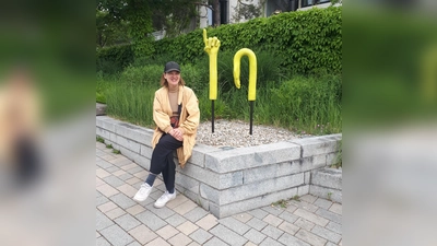 Sophie Aigner vor ihrer Skulptur am Gräfelfinger Rathaus. (Foto: Ulrike Seiffert)