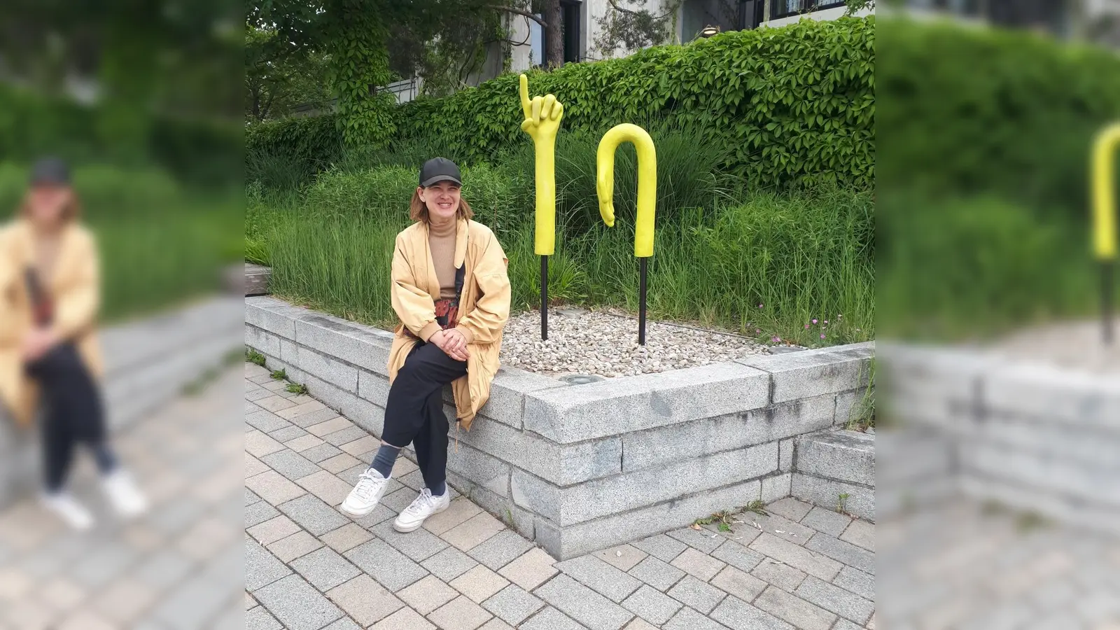 Sophie Aigner vor ihrer Skulptur am Gräfelfinger Rathaus. (Foto: Ulrike Seiffert)