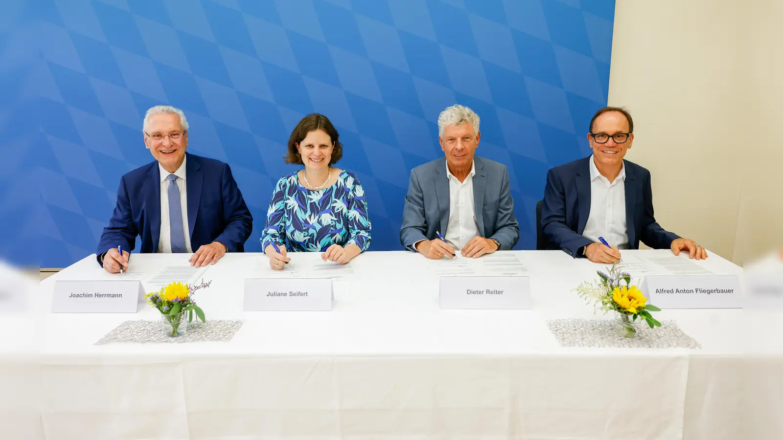 Unterzeichneten den Vertrag anlässlich der Gründung der Anton-Fliegerbauer-Kinderstiftung: (v.l.) Staatsminister Joachim Herrmann, Staatssekretärin im Bundesinnenministerium Juliane Seifert, Oberbürgermeister Dieter Reiter, und Alfred Anton Fliegerbauer. (Foto: Alexandra Beier)