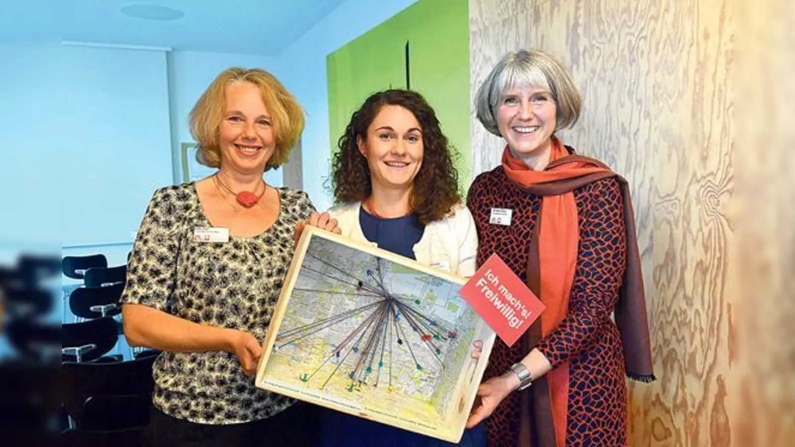 FWZ-Team Gabriele Zapf, Anna Schwab und Christine Kalke zeigen mit ihrer Heimatbox die Vernetzungsarbeit des Freiwilligenzentrums München Nord.	 (Foto: Schlaf/Caritas München)