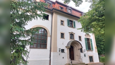 Die Monacensia im Hildebrandhaus, das Literaturarchiv der Stadt München, zeigt die Ausstellung „Literatur &amp; Haltung“ über Rachel Salamander bis März 2028. (Foto: bas)