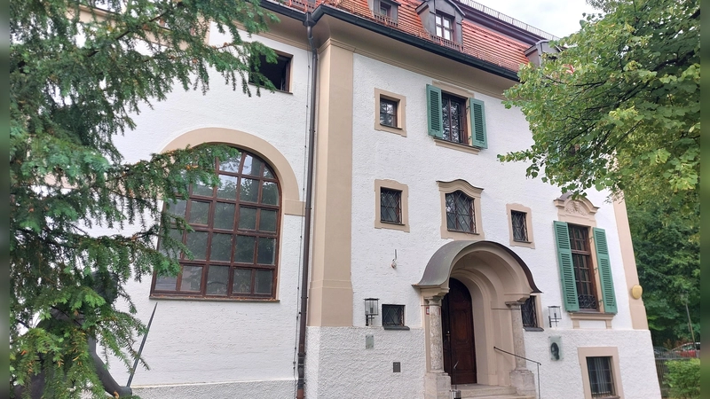 Im Hildebrandhaus an der Ecke Siebertstraße/Maria-Theresia-Straße sitzt die Monacensia, das Literaturarchiv der Stadt München. (Foto: bas)