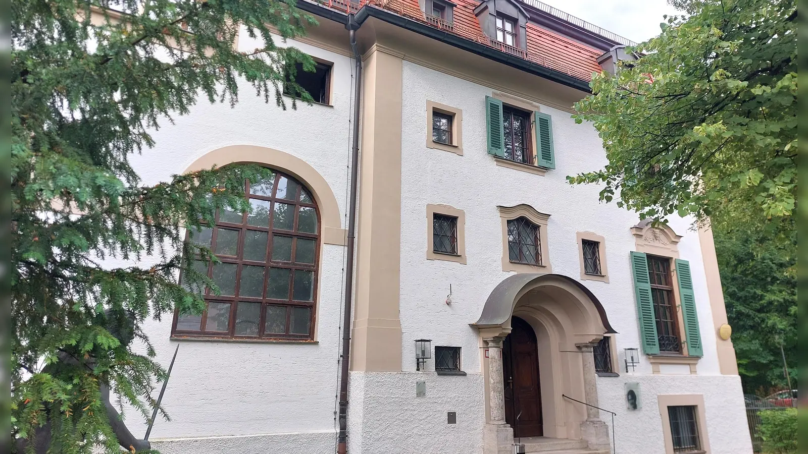 Im Hildebrandhaus an der Ecke Siebertstraße/Maria-Theresia-Straße sitzt die Monacensia, das Literaturarchiv der Stadt München. (Foto: bas)