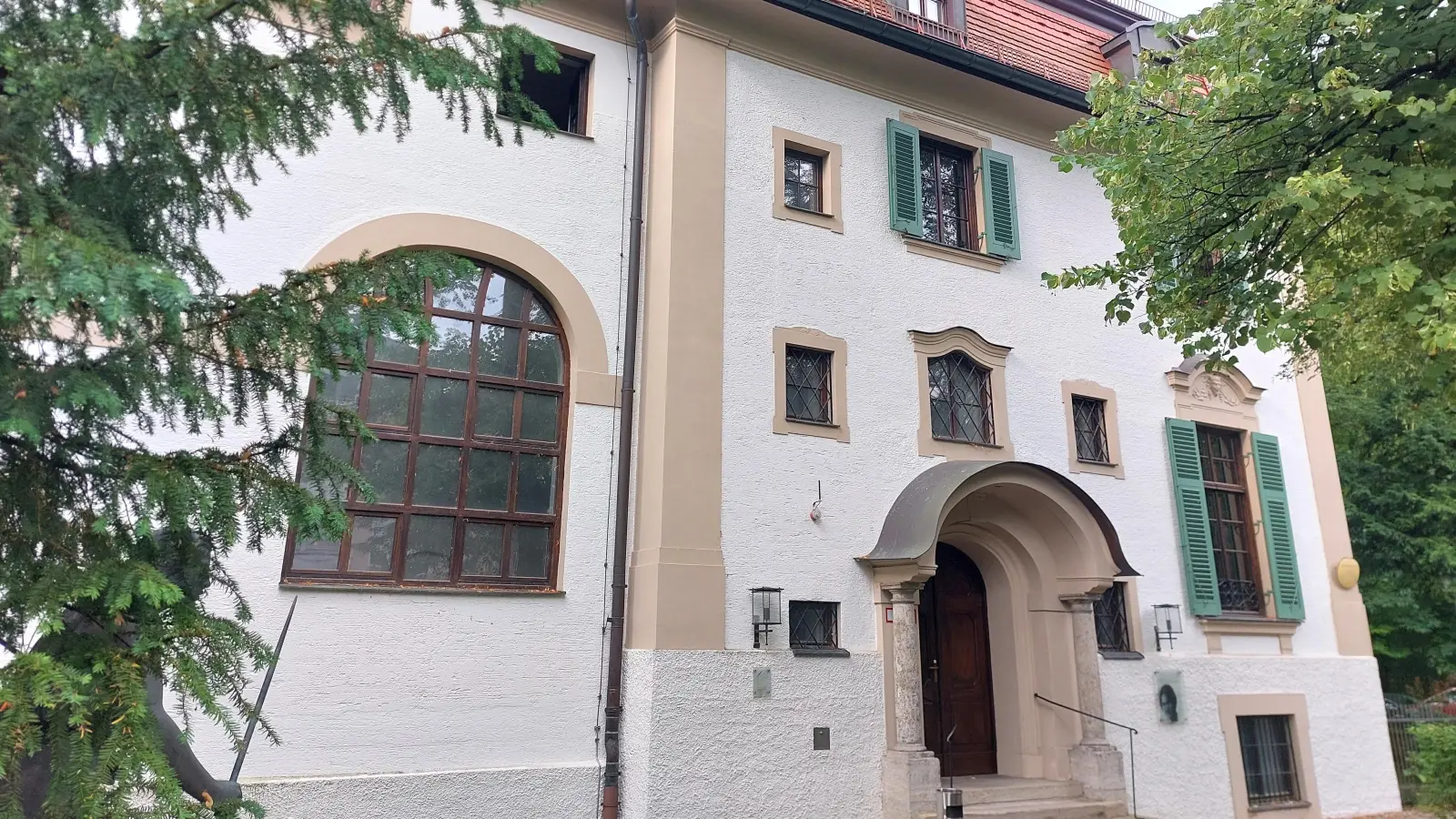 Die Monacensia im Hildebrandhaus, das Literaturarchiv der Stadt München, zeigt die Ausstellung „Literatur &amp; Haltung“ über Rachel Salamander bis März 2028. (Foto: bas)