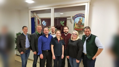 Bei der Jahresversammlung der FFW Hofolding: Thilo Hoffmann, Stefan Kern, Matthias Berger, Andreas Tränker, Veronika Hofer, Bernd Heitel, Daniela Jeromin und Thomas Mayer (v. l.). (Foto: Michael Birkheuser)