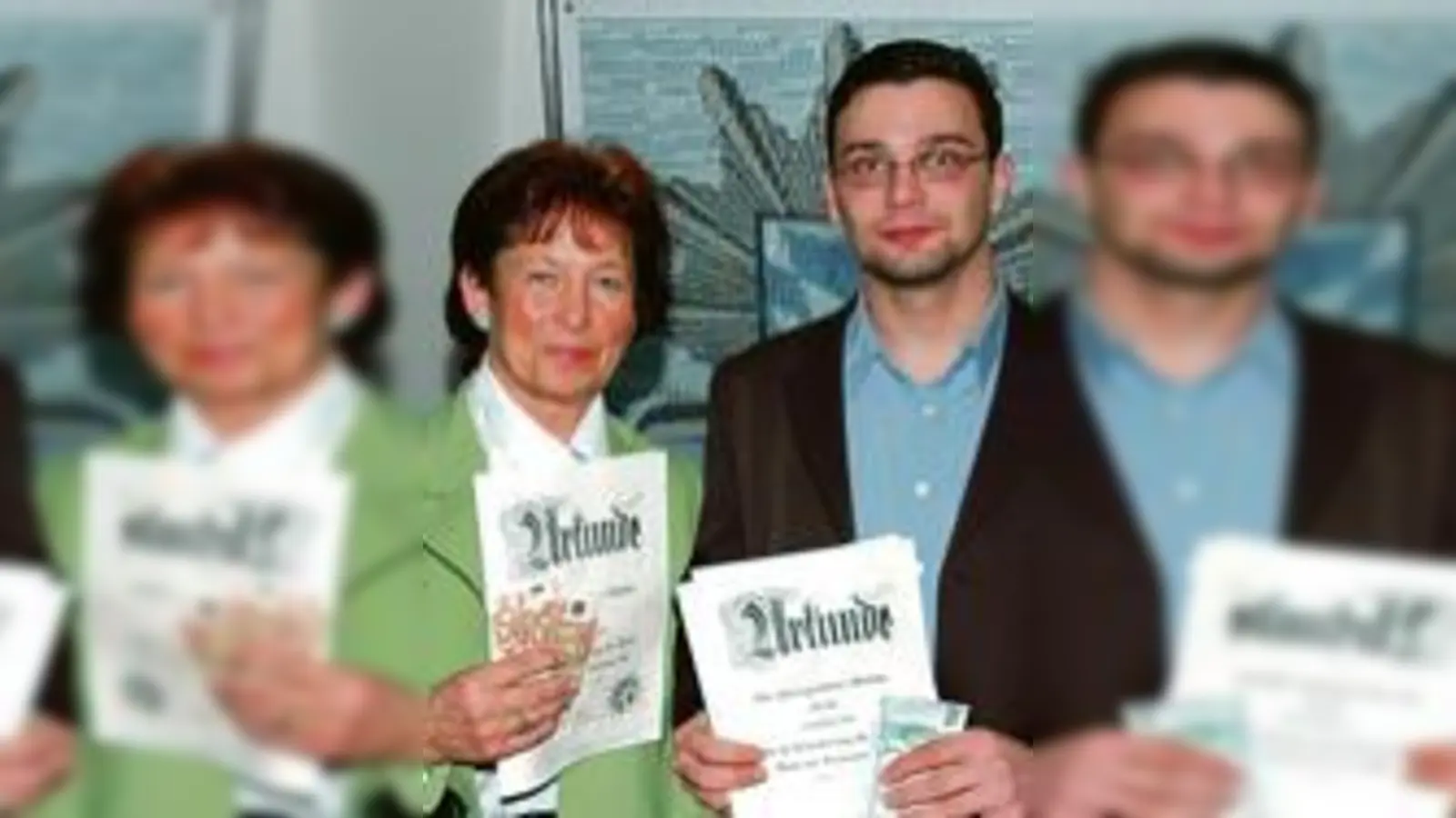 So ein Einsatz muss belohnt werden: Kommissariatsleiter Bergmann (Mitte) überreichte Friederike Seubert und Stanislav Pavlov die Ehrenurkunden und bedankte sich nochmals im Namen der Polizei.	 (Foto: VA)