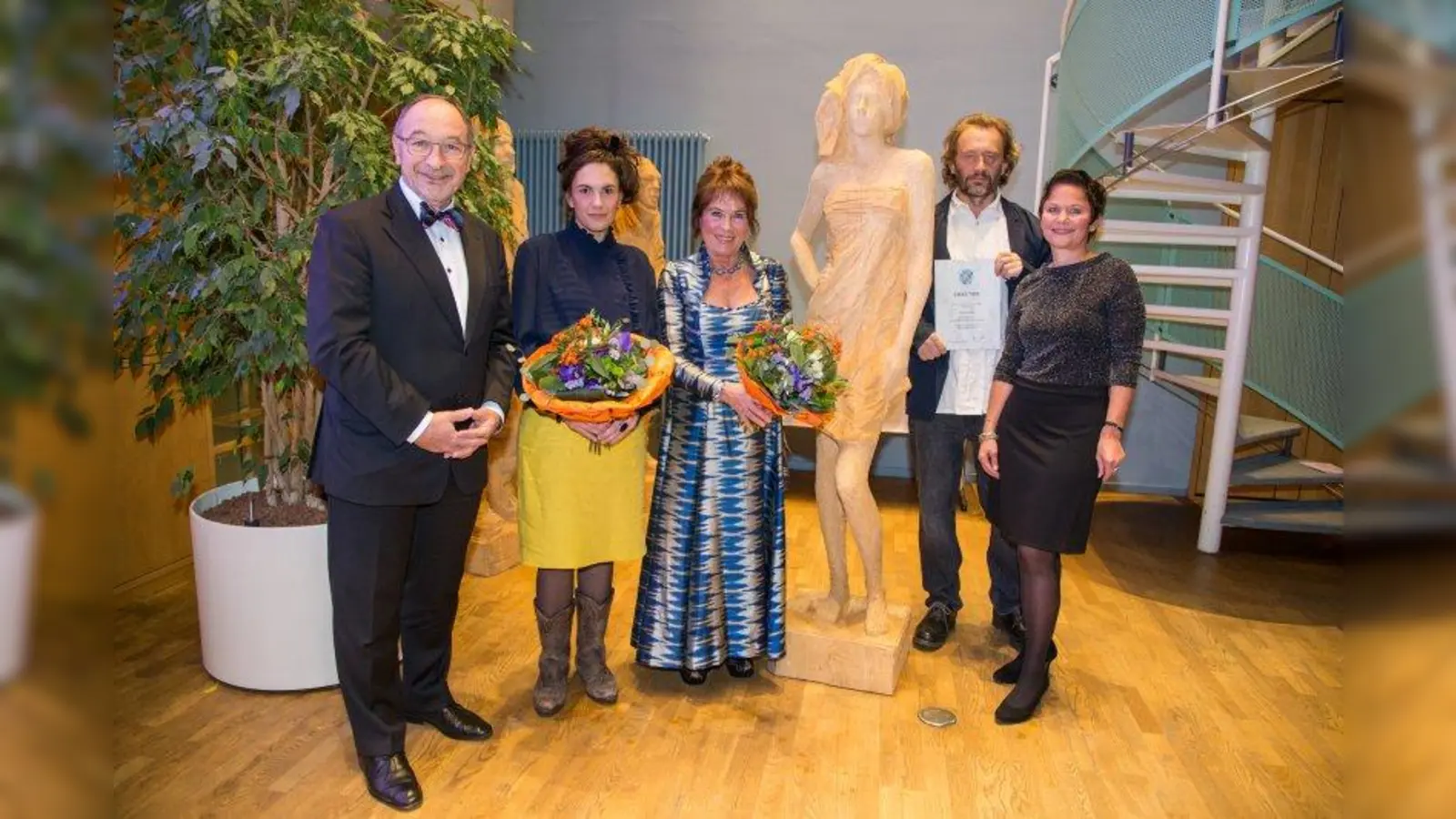 V.l.: Landrat Karl Roth, Elena Carr, Rita Enzinger, Jozek Nowak und Kulturreferentin Barbara Beck bei der Kulturpreisverleihung im Landratsamt. (Foto: LRA Starnberg)