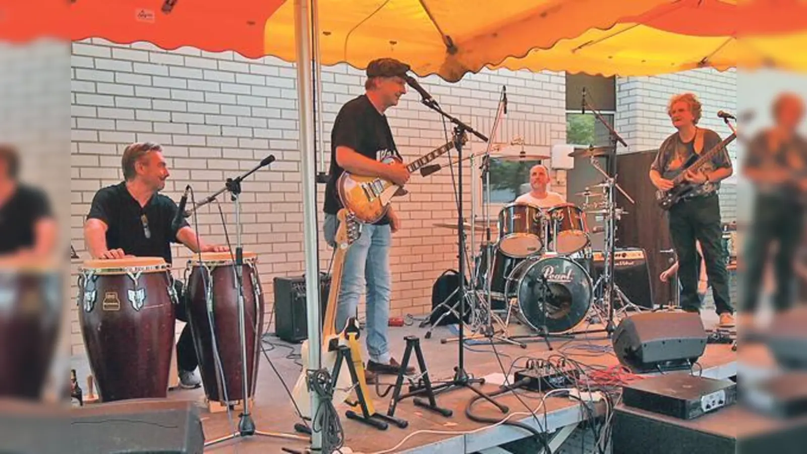 Beim Benefizkonzert »Der Kirchplatz tanzt« wurden den  Besuchern ordentlich eingeheizt.	 (Foto: VA)