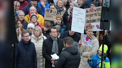 Auch Bürgermeister Manfred Walter (unten links) und Landrat Stefan Frey (daneben) nahmen an der Demonstration gegen Rechtsextremismus teil. (Foto: Pilgram)