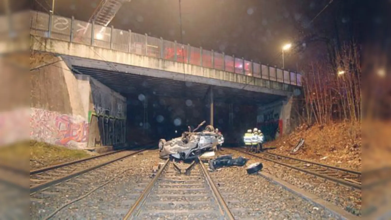Nur noch ein Haufen Schrott war das Fahrzeug, als es unten auf den Gleisen ankam.  (Foto: PPM)