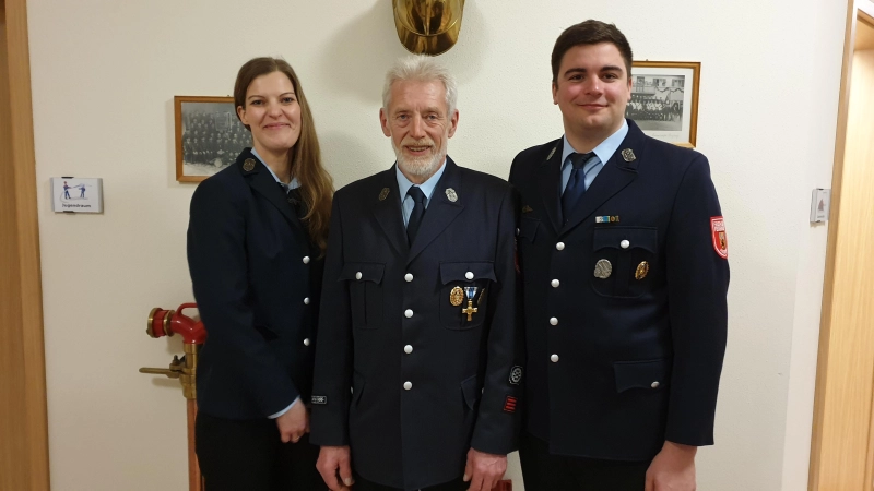 Die neue Vorsitzende Tanja Bönte mit ihrem Vorgänger Siegfried Reinefeld (Mitte) und dem neuen stellvertretenden Vorsitzenden Markus Ganslmaier. (Foto: FFW Anzing)