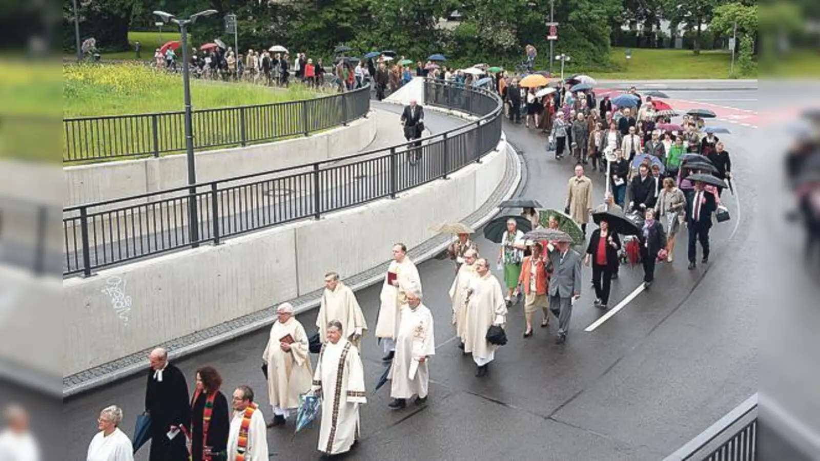 Zahlreiche Besucher begleiteten die Prozession, die von der Kirche St. Korbinian über die Alte kirche bis zur Neuen Kirche St. Ulrich führte.	 (Foto: VA)