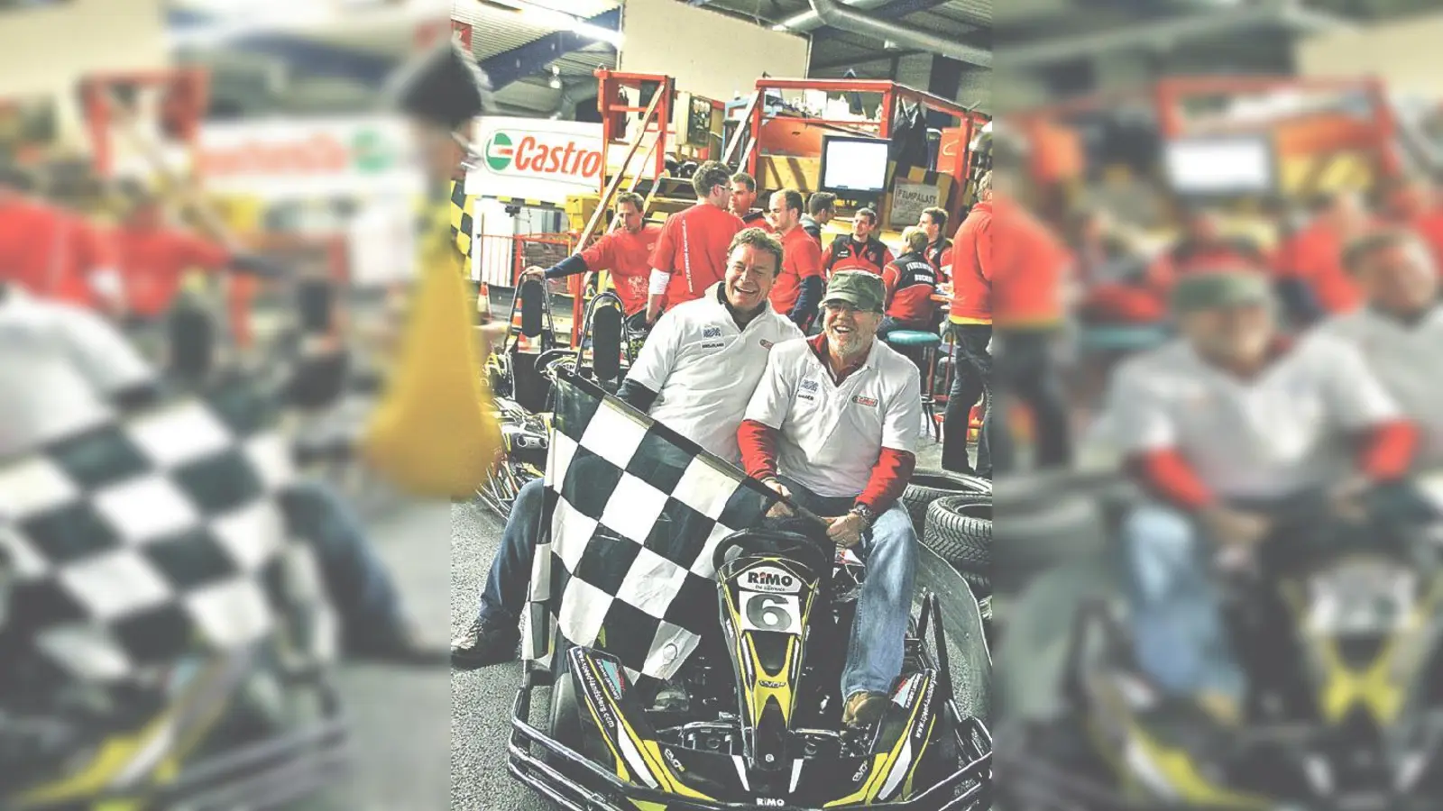 Karlheinz Neukam (links) und Uli Fleiter sind die Kart Cops aus Giesing und alte Hasen auf der Kartbahn.       	 (Foto: Ulrike Reschke / Speed Indoorkart Sportcenter)