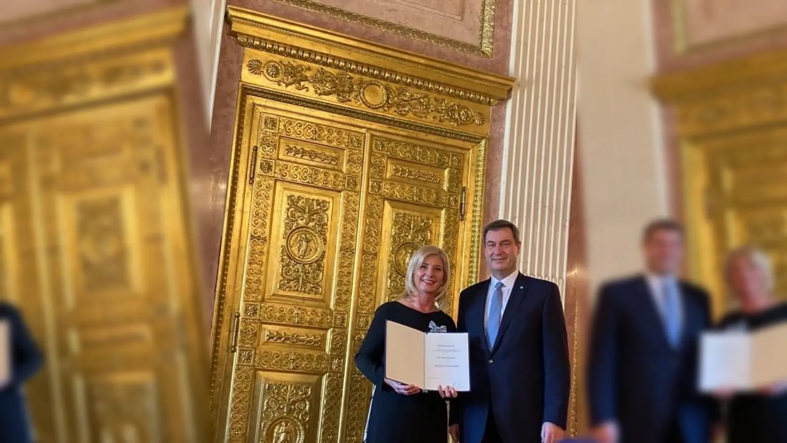Diese Woche erhielt Landtagsabgeordnete Ulrike Scharf den Bayerischen Verdienstorden aus den Händen von Ministerpräsident Markus Söder.  (Foto: Abgeordnetenbüro)